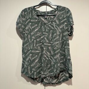 5/25 Women’s Size XL Short Sleeve Blouse with Green Floral Pattern.